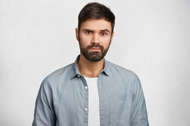 Joven barbudo con camisa vaquera