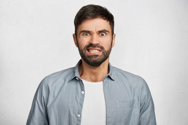 Foto gratuita joven barbudo con camisa