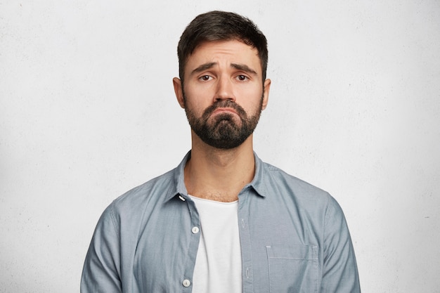 Foto gratuita joven barbudo con camisa