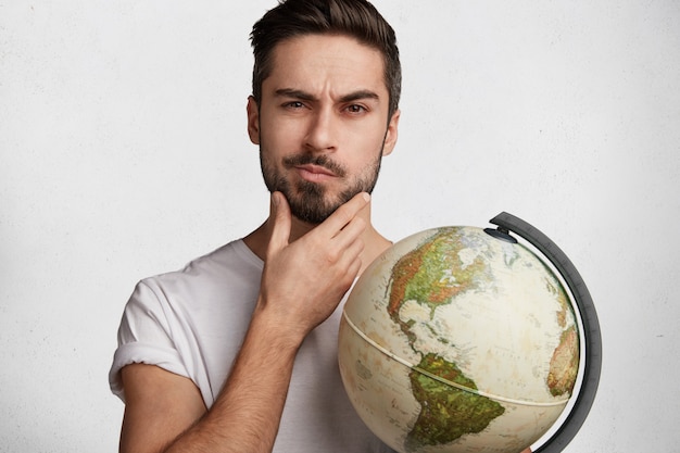 Joven barbudo con camiseta blanca y globo