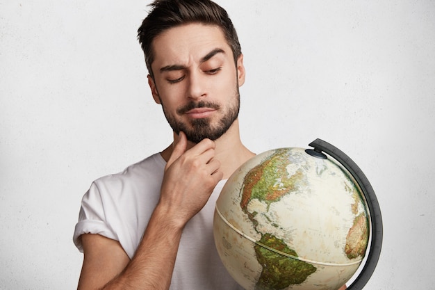 Joven barbudo con camiseta blanca y globo