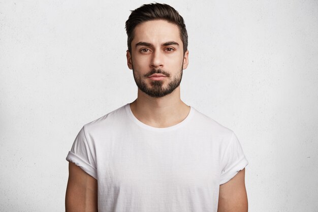 Joven barbudo con camiseta blanca