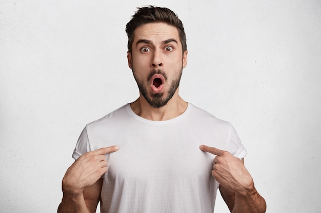 Joven barbudo con camiseta blanca