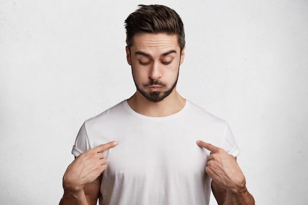 Joven barbudo con camiseta blanca