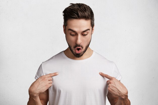 Joven barbudo con camiseta blanca