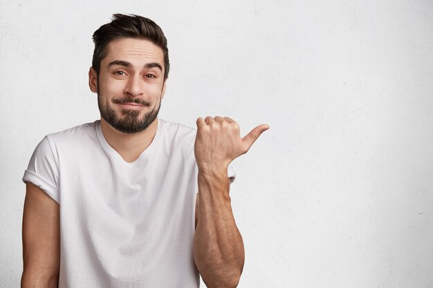 Joven barbudo con camiseta blanca