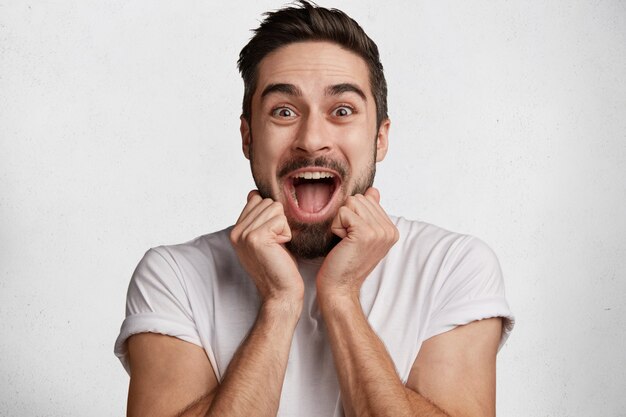 Joven barbudo con camiseta blanca