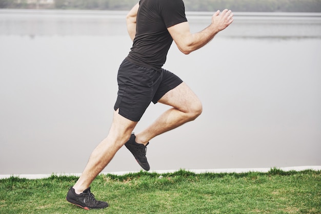 El joven barbudo se dedica a deportes al aire libre.