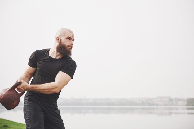 El joven barbudo se dedica a deportes al aire libre.