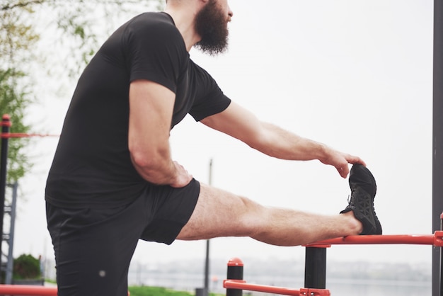 El joven barbudo se dedica a deportes al aire libre.