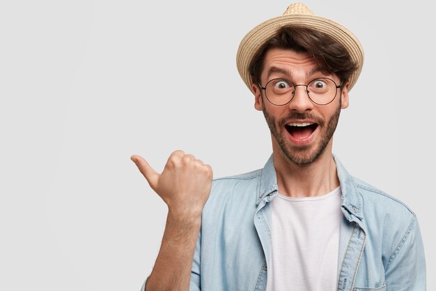 Joven barbudo con gafas redondas y camisa vaquera