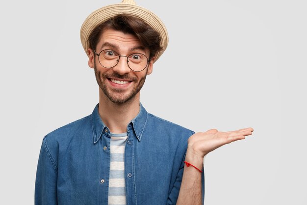 Joven barbudo con gafas redondas y camisa vaquera