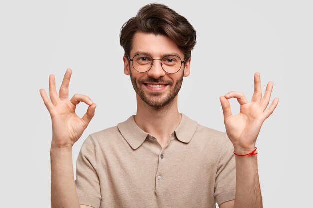 Joven barbudo con gafas redondas