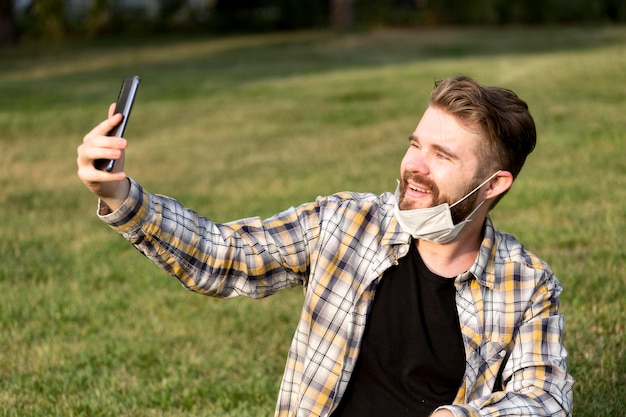 Foto gratuita joven barbudo tomando un selfie