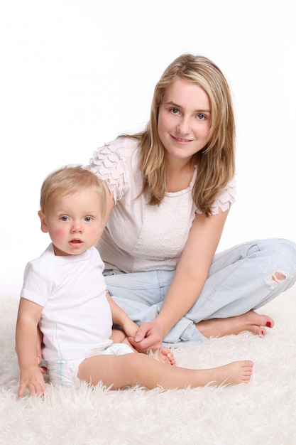 Una joven y bella madre con niño