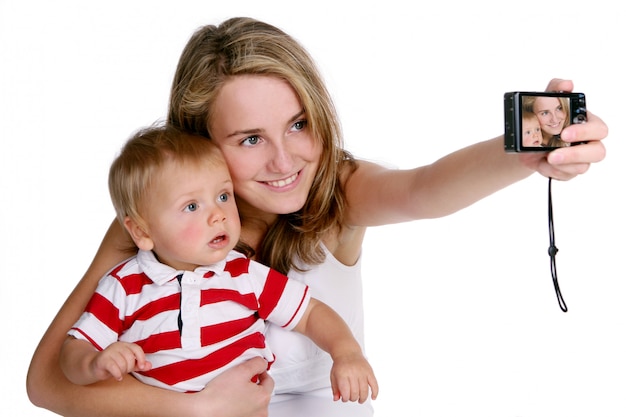 Foto gratuita una joven y bella madre con niño