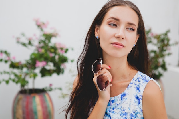 Foto gratuita joven y bella mujer con estilo en vestido estampado azul, gafas de sol, estado de ánimo feliz, traje de moda, ropa de moda, sonriendo, verano, accesorios