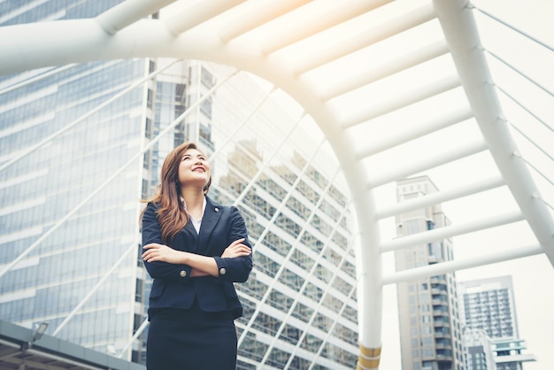 Joven y bella mujer de negocios en el fondo de la construcción