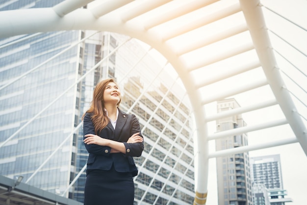 Joven y bella mujer de negocios en el fondo de la construcción