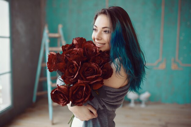 Foto gratuita joven y bella mujer con ramo de rosas