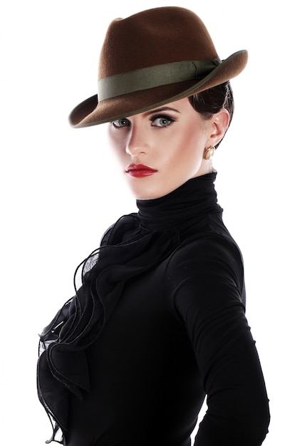 Foto gratuita joven y bella mujer con sombrero
