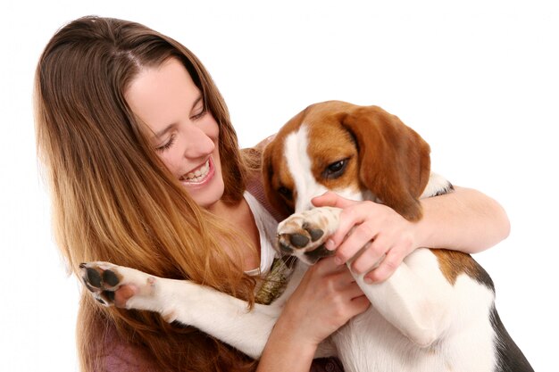 Joven y bella mujer woth perro