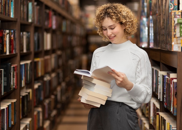 Foto gratuita joven bibliotecario organizando libros.