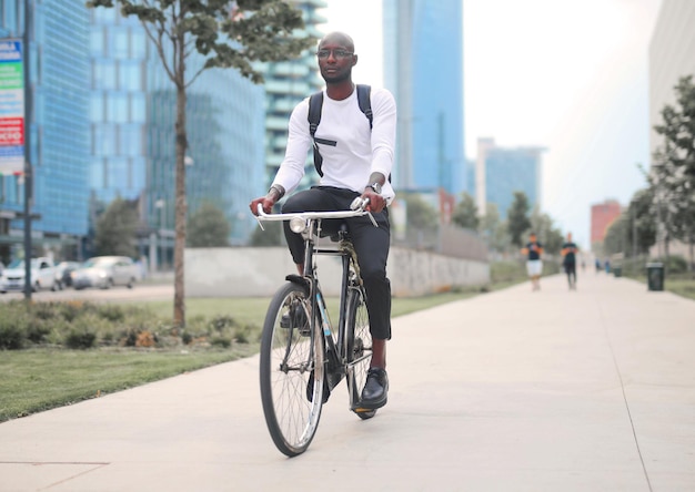 Joven en bicicleta en la ciudad