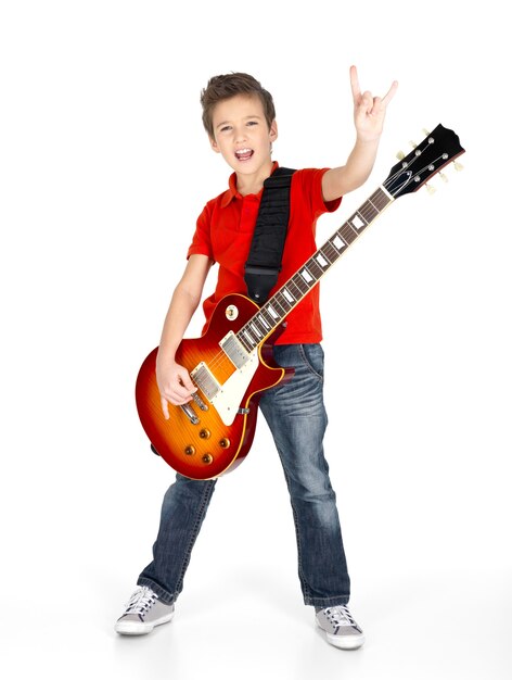 Un joven blanco canta y toca la guitarra eléctrica con emociones brillantes, isolatade en blanco