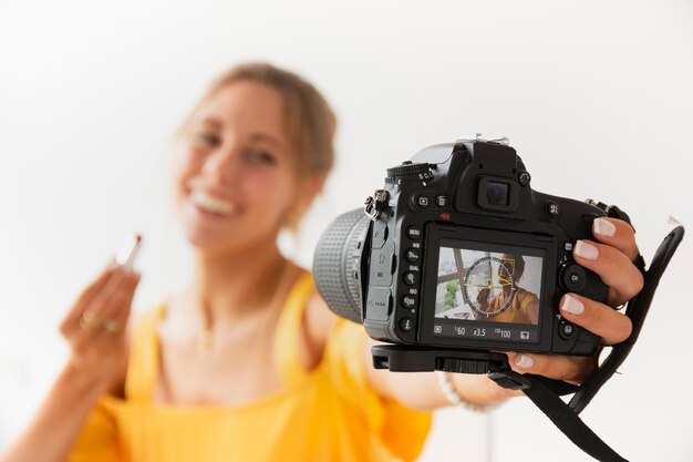 Joven blogger filmando a sí misma