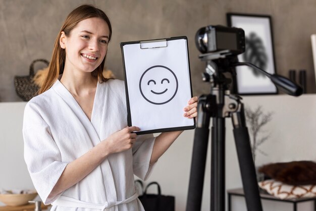 Joven blogger grabando video desde casa