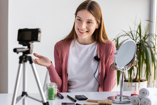 Joven blogger grabando video de maquillaje