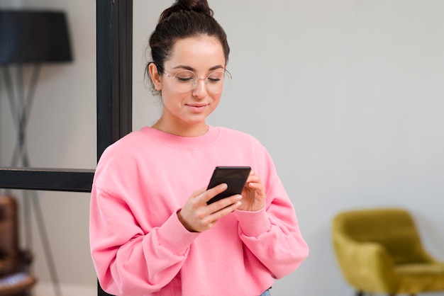 Joven blogger navegando por su teléfono móvil