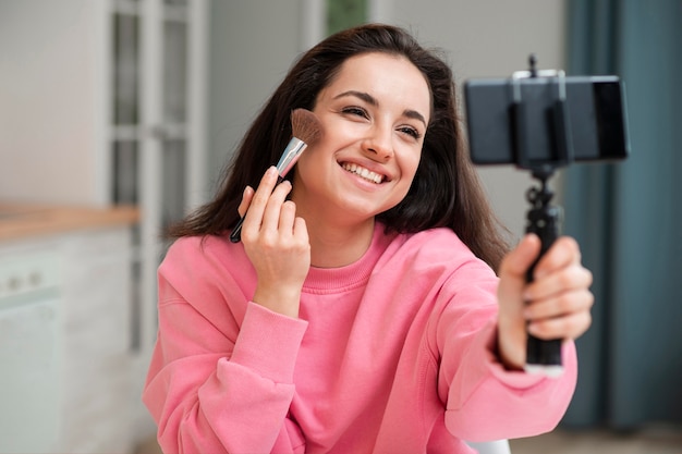 Joven blogger poniéndose maquillaje