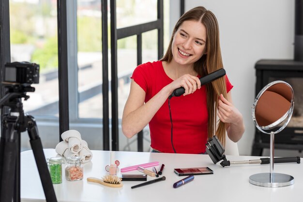 Joven blogger presentando accesorios para el cabello