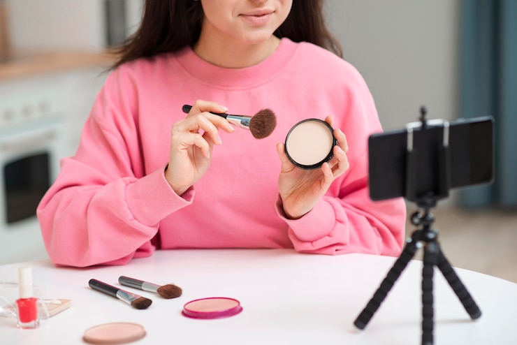 Foto gratuito joven blogger que se graba con maquillaje