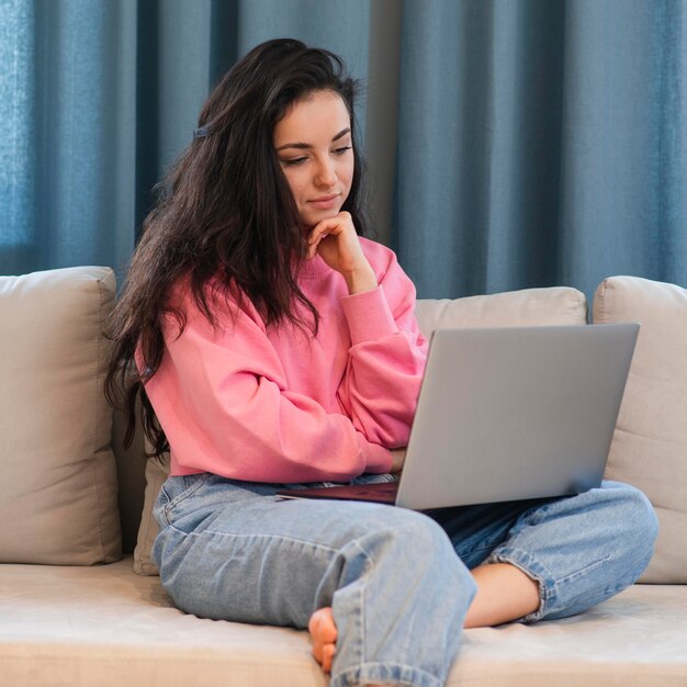 Joven blogger sentado y mirando portátil