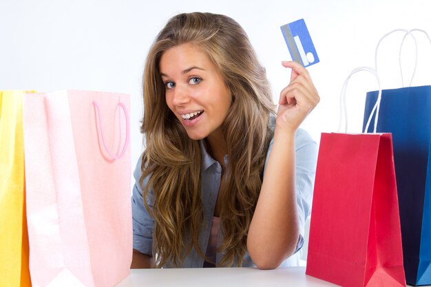 Joven con bolsas de la compra sobre un fondo blanco