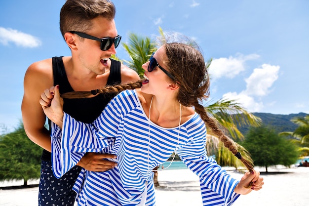 Foto gratuita joven bonita pareja de jóvenes viajeros divirtiéndose en románticas vacaciones tropicales, vacaciones en la isla paradisíaca, relax de verano. mirándose y sonriendo.