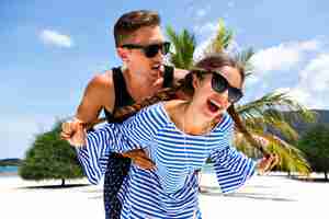 Foto gratuita joven bonita pareja de jóvenes viajeros divirtiéndose en románticas vacaciones tropicales, vacaciones en la isla paradisíaca, relax de verano.