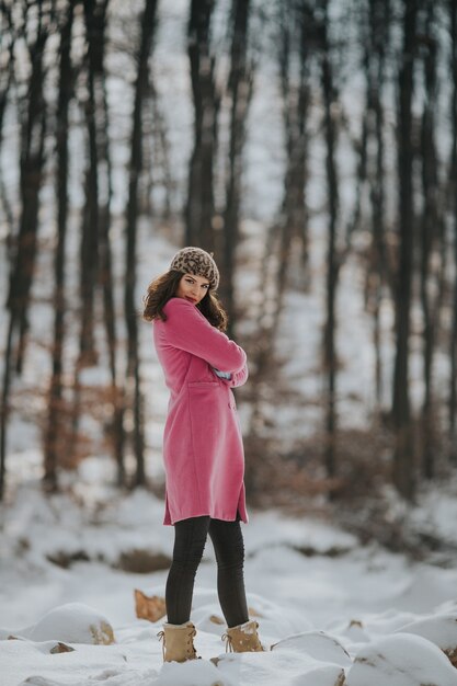 Joven bosnia posando en el bosque en invierno