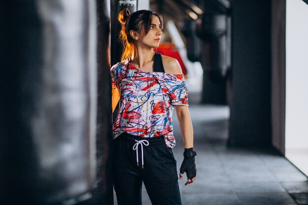 Foto gratuita joven boxeador entrenando en el gimnasio