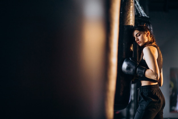 Joven boxeador entrenando en el gimnasio