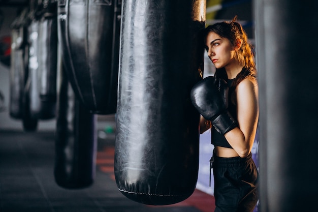 Joven boxeador entrenando en el gimnasio