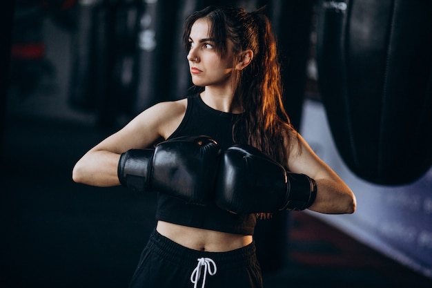 Joven boxeador entrenando en el gimnasio