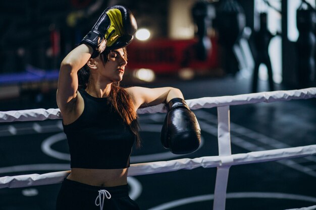 Joven boxeador entrenando en el gimnasio