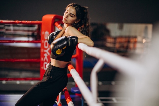 Joven boxeador entrenando en el gimnasio