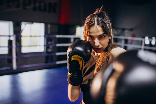 Joven boxeador entrenando en el gimnasio