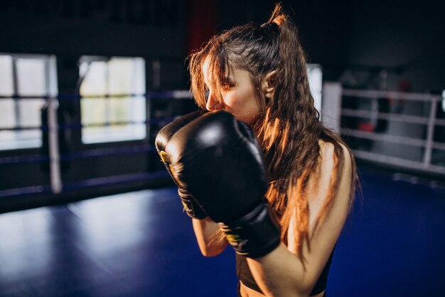 Joven boxeador entrenando en el gimnasio