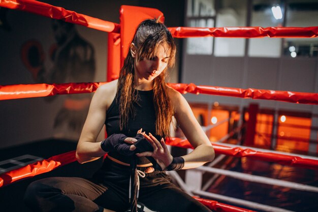 Joven boxeador entrenando en el gimnasio